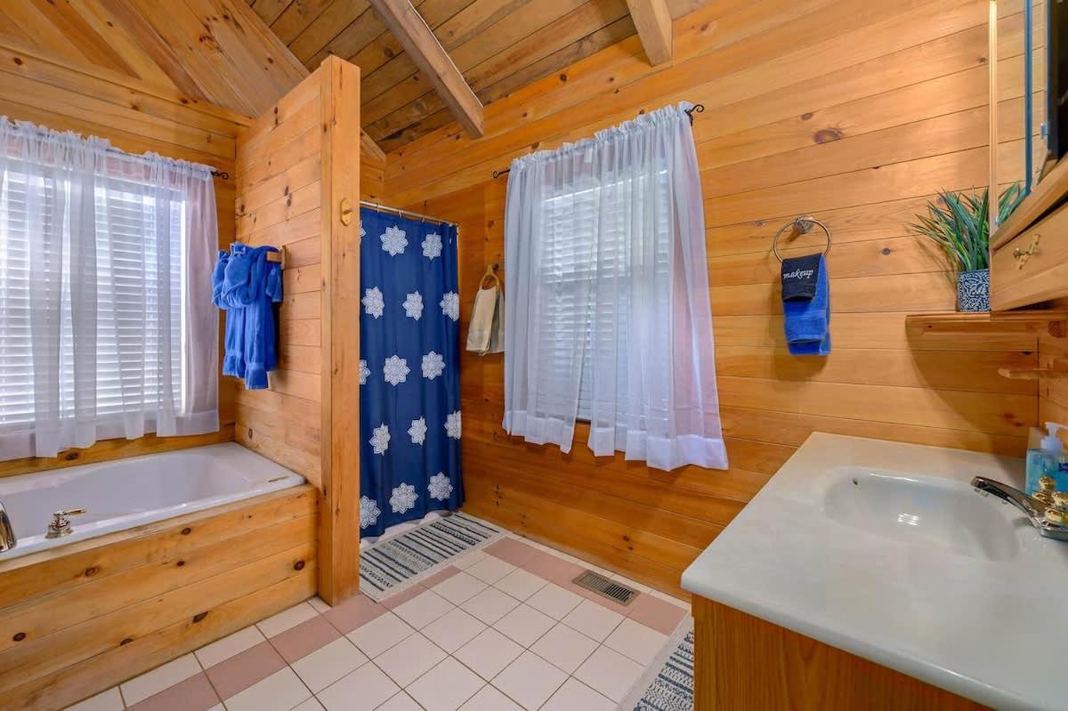 Beautiful View! Log Cabin,Fireplace,Hot Tub,Arcade,Pool,Fishing Sevierville Exteriér fotografie
