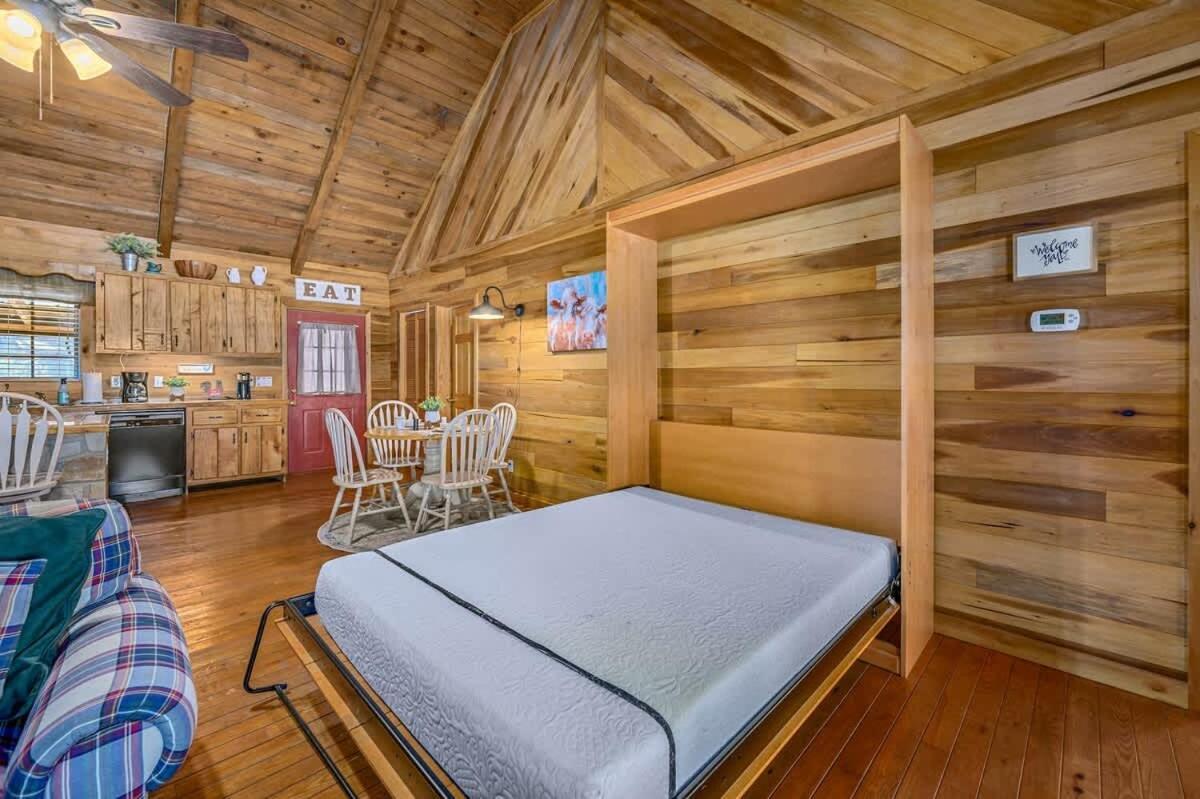 Beautiful View! Log Cabin,Fireplace,Hot Tub,Arcade,Pool,Fishing Sevierville Exteriér fotografie