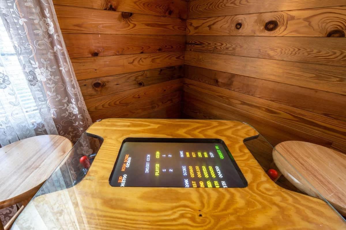 Beautiful View! Log Cabin,Fireplace,Hot Tub,Arcade,Pool,Fishing Sevierville Exteriér fotografie