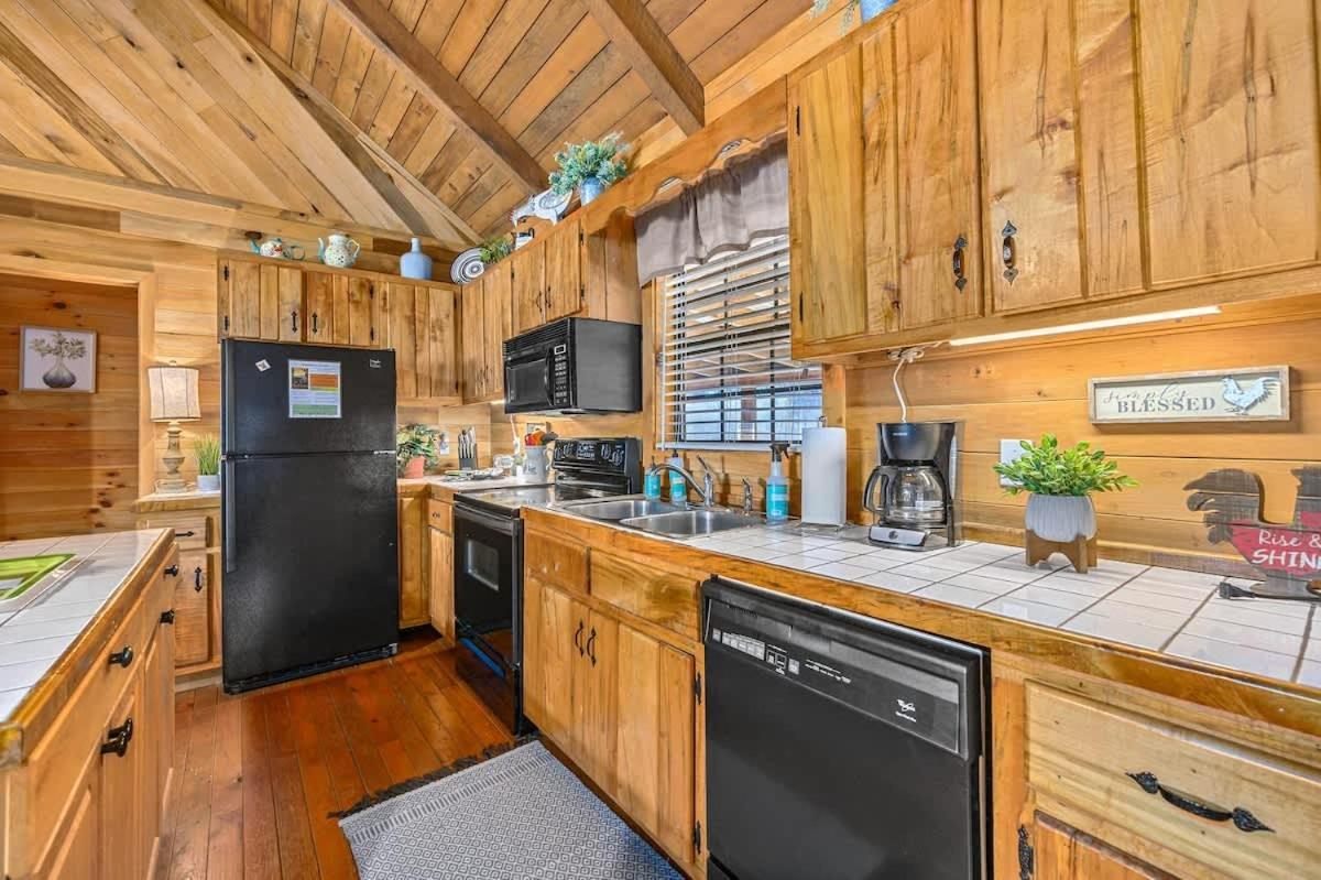 Beautiful View! Log Cabin,Fireplace,Hot Tub,Arcade,Pool,Fishing Sevierville Exteriér fotografie