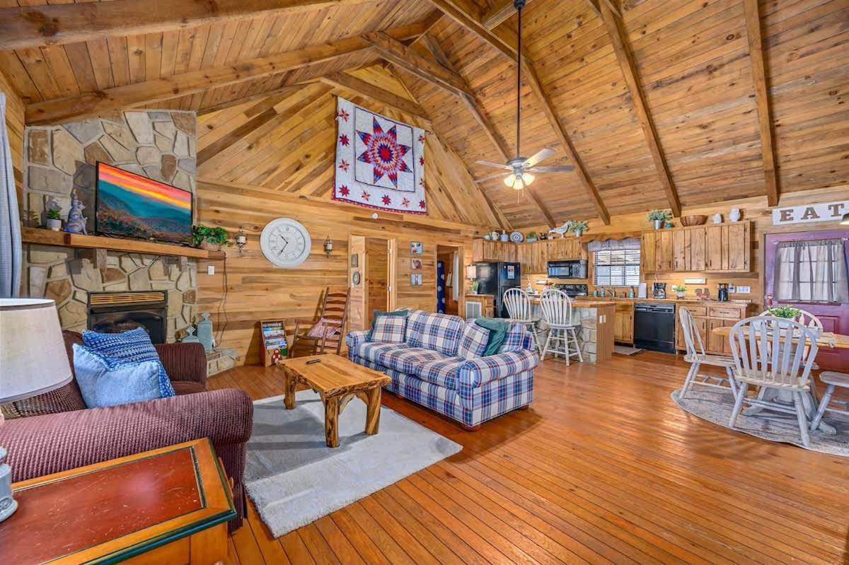 Beautiful View! Log Cabin,Fireplace,Hot Tub,Arcade,Pool,Fishing Sevierville Exteriér fotografie